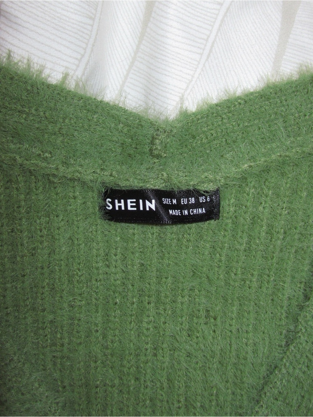 V-Neck Cropped Fuzzy Green Cardigan - SHEIN - Picture 4 of 9